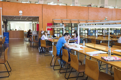estudiantes en la biblioteca de la facultad de farmacia